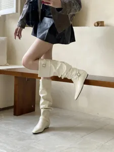 Botas altas mujer punta cuadrada plano detalle, elegante calzado.