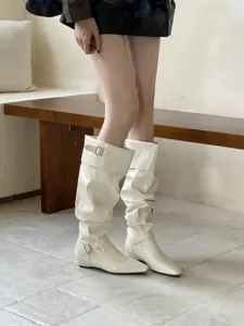 Vista detallada de botas altas fruncidas para mujer en blanco crema, tacón bajo y punta cuadrada.