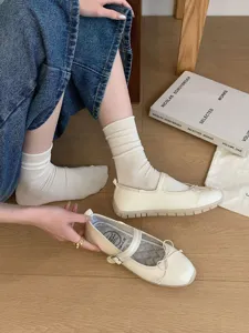 Vue détaillée des chaussures plates Mary Jane avec un joli nœud et une bride.