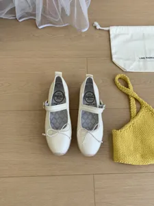 Chaussures Mary Jane plates blanches pour femmes avec joli nœud, style français élégant.