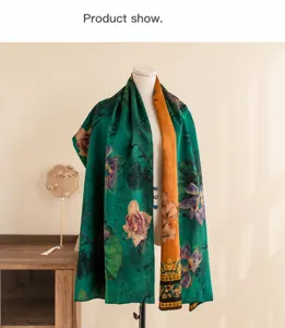 Vue détaillée d'une écharpe en soie jacquard de style chinois avec motif de lotus et design vert.