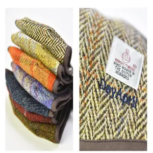 Μάσκα προστασίας από μαλλί Harris Tweed χειροποίητη με κέντημα και ετικέτα ποιότητας.