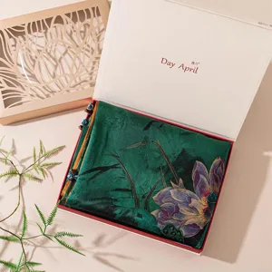 Vue détaillée du foulard en soie de luxe avec un motif de lotus élégant en coffret.