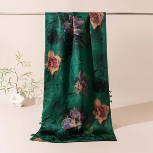 Élégant foulard en soie verte avec motif de lotus et boutons pour un style luxueux.
