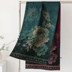 Détail exquis de l'écharpe en soie lourde avec motif floral vintage et jacquard double face.