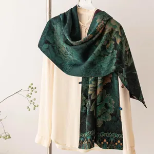 Vue détaillée du foulard en soie vert foncé avec motif floral vintage et bordure élégante.