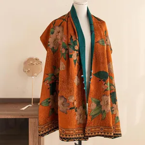 Détail exquis du châle en soie de style chinois avec un magnifique imprimé floral.
