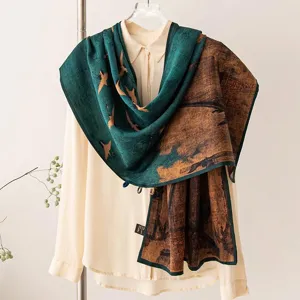 Détail de foulard en soie jacquard double face, élégants motifs d'oiseaux et paysages.
