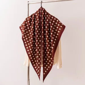 Luxus Seide-Wolle Dreiecksschal mit burgunderrotem Karomuster, eleganter Modeschal für Damen.