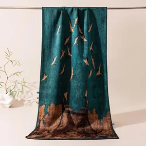 Foulard en soie lourde de style chinois exquis avec motif de grue, vue de détail.