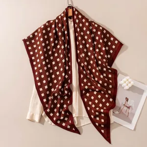 Bordeaux kariertes Seide-Wolle-Dreiecktuch Detailansicht, elegante Damen Modeschal Accessoire.