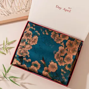 Vue détaillée de la boîte cadeau en soie avec design floral jacquard élégant de style chinois.