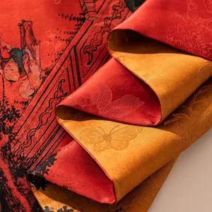 Gros plan sur le tissu en soie jacquard double face montrant texture et motifs traditionnels.