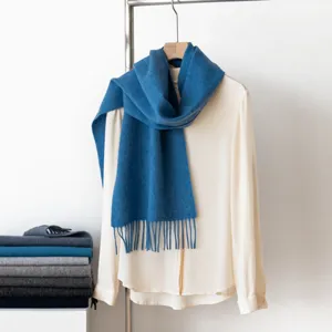 Sciarpa in lana tinta unita per l'inverno, scaldacollo con frange, morbido accessorio moda.