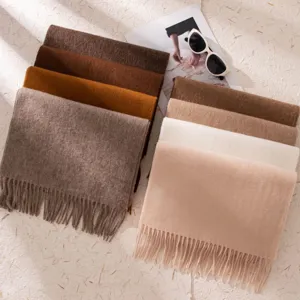 Sciarpa in lana tinta unita calda e morbida invernale con frange stile neutro accessorio
