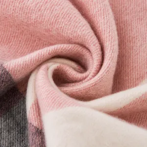 Echarpe d'hiver a carreaux classique pour femme, chaude douce en cachemire cadeau.
