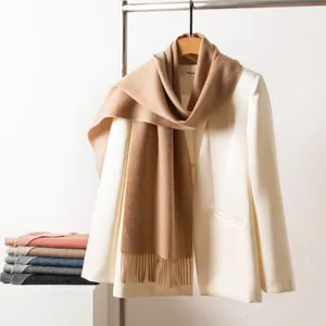 Sciarpa in lana tinta unita con frange, elegante scialle caldo invernale per donna e uomo.