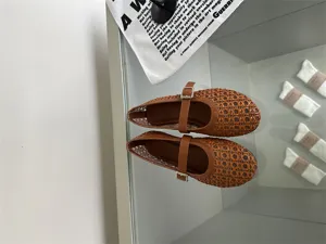 Scarpe basse Mary Jane marroni intrecciate, design cavo traspirante con fibbia per donna.
