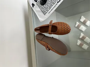 Vista dettagliata superiore e della suola di scarpe basse Mary Jane marroni intrecciate.