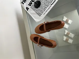 Scarpe Mary Jane marroni intrecciate traforate, eleganti scarpe basse traspiranti da donna.