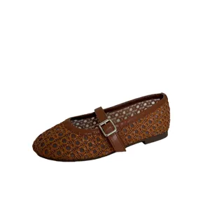 Dettaglio in mesh intrecciato marrone di scarpe basse Mary Jane da donna con cinturino.