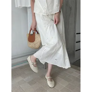 Chic scarpe basse Mary Jane intrecciate traspiranti abbinate a un elegante completo ricamato.