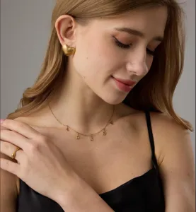 Set di orecchini a lobo cuore oro retro e collana con ciondolo lettera moda donna.