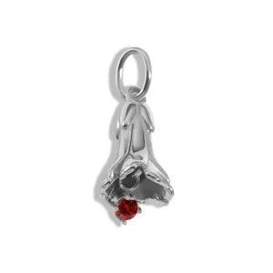 Detailansicht des edlen Blumen-Edelstahlanhängers mit rotem Zirkon für DIY Halsketten.
