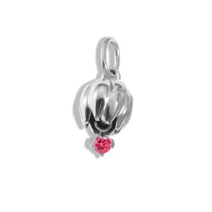 Nahaufnahme Detail des silbernen Blumenknospen-Anhängers mit rosa Kristall für DIY Kette.