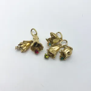 Detailaufnahme von DIY Titanstahl Blumen Anhänger Charms mit bunten Zirkonia Steinen.