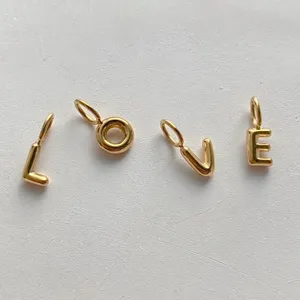 Ciondoli lettere 3D dorate, ciondoli alfabeto in metallo lucido per dettagli di gioielli.