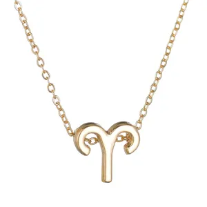 Détail de collier pendentif zodiaque Bélier en or, élégant bijou en métal brillant accessoire.