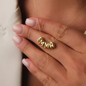 Collana con nome a lettere bubble in acciaio inossidabile dorato, vista dettagliata.