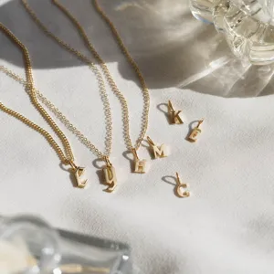 Collana con ciondolo lettera iniziale dorata 26, catena delicata gioiello accessorio DIY.