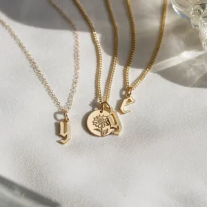 Set collana con ciondolo girasole lettera y d e oro, dettaglio gioielli DIY delicati.