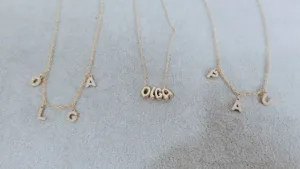 Collana con lettere personalizzata in acciaio inossidabile, ciondolo con alfabeto bubble d'oro.