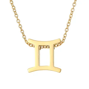 Gros plan détaillé d'un pendentif signe astrologique zodiaque doré poli sur chaîne délicate.