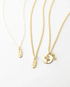 Collane con ciondolo alfabeto in oro con lettere gotiche e ciondolo floreale gioielli DIY.