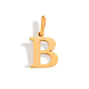 Primo piano ciondolo lettera B oro, accessorio gioiello collana DIY in acciaio