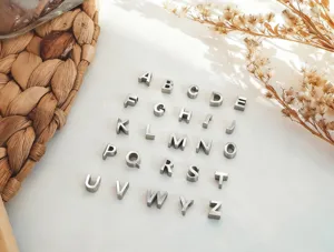 Pendentifs lettres alphabet en acier inoxydable A à Z breloques pour création bijoux DIY.