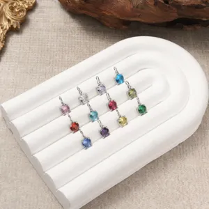 Gedetailleerde close-up van kleurrijke ronde zirkonia geboortesteen bedels voor DIY sieraden.