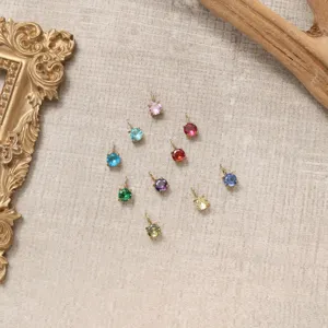 Gedetailleerd overzicht van kleurrijke ronde zirkonia hangertjes voor DIY sieraden maken.