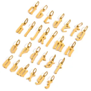 Dettaglio ciondoli lettere gotiche in oro, charm alfabeto per collane e bracciali DIY.