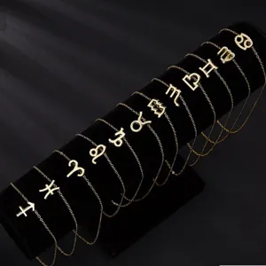 Bracelet charms 12 signes astrologiques en acier inoxydable doré présentoir bijoux.