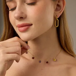 Gedetailleerde close-up van een elegante ketting met kleurrijke edelstenen en goud.