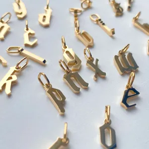 Ciondoli con lettere dorate per gioielli fai da te, collane e bracciali personalizzati.