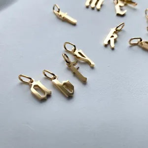 Bellissimi ciondoli con lettere gotiche dorate e charms alfabeto per collane e bracciali.
