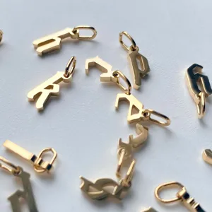 Ciondoli lettere alfabeto gotico oro per collane bracciali fai da te artigianali.