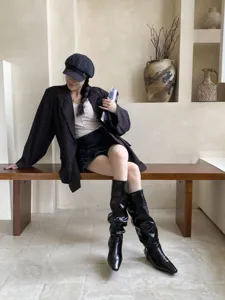 Botas altas de moda para mujer con puntera cuadrada y talon plano para el otono e invierno.