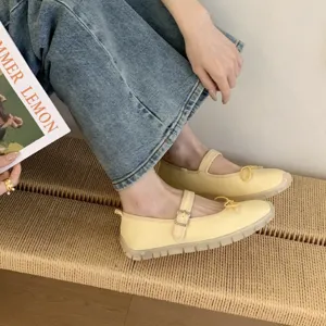 Chaussures plates Mary Jane jaunes pour femmes avec joli nœud et bride, style décontracté.